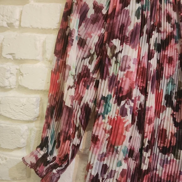 St.John Burgundy Floral Pleated Women's Top Long Sleeve - Multicolor Sz L - Picture 3 of 10